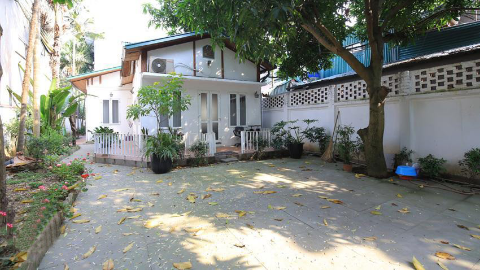 Big yard & Garden 05 bedroom house for rent in Dang Thai Mai