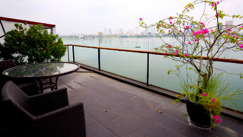 Lakeview & Big balcony 01 bedroom apartment for rent in Tay Ho