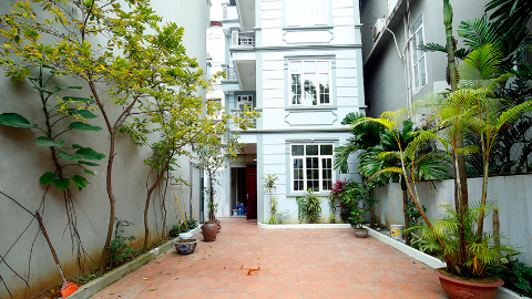 Garden house and front Yard 05 bedroom for rent in Tay Ho
