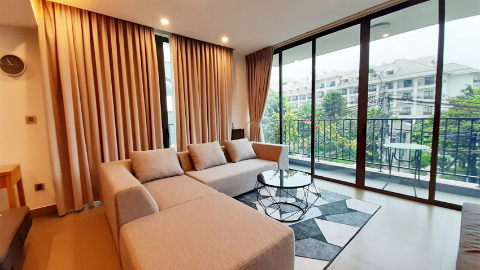 Lake view 02 bedroom apartment for rent in Tu Hoa, balcony