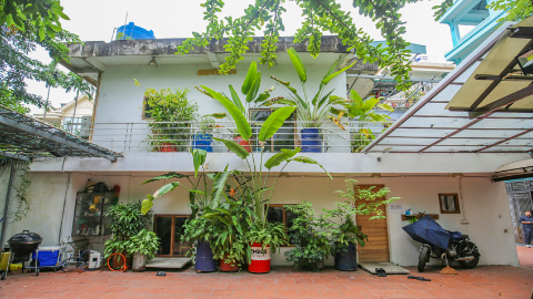 Garden good-quality house in Nghi Tam, Tay Ho with 3 bedrooms for rent