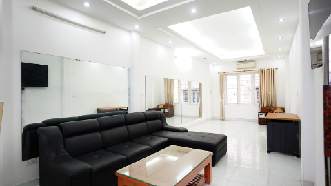 Very good price 3 bedroom house in Au Co, Tay Ho for rent