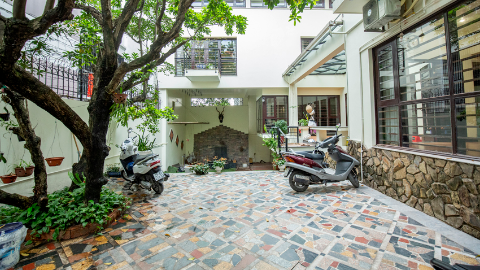 Big front yard 04 bedroom house for rent in Quang An,Tay Ho