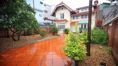 Big front yard with garden 03 bedroom hosuse for rent in Tay Ho, West lake