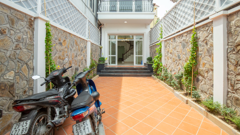 Big front yard 04 bedroom house with full of daylight for rent in Tay Ho