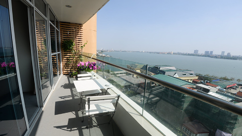 Lake view 02 bedrooms apartment for rent in Water Mark Hanoi, pool and gym