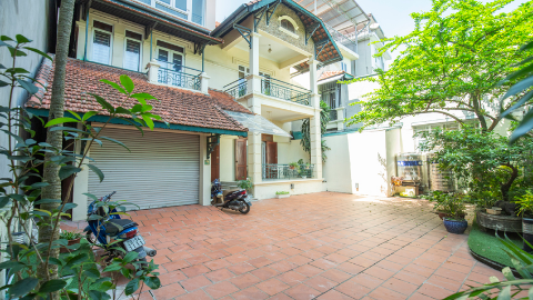 Big front yard and outside door 05 bedroom house for rent in Tay Ho