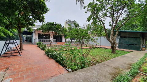 Huge garden lakeside 3 bedroom house in Tay Ho to rent