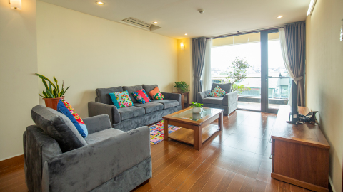 Spacious 4 bedrooms apartment for rent in Xuan Dieu street, lake view