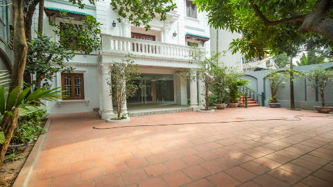 Massive courtyard 5 bedroom house in To Ngoc Van for rent