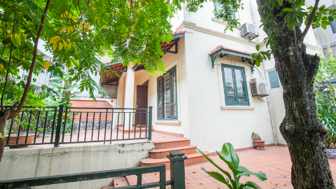 Garden house with front yard 04 bedroom for rent in Tay Ho West lake