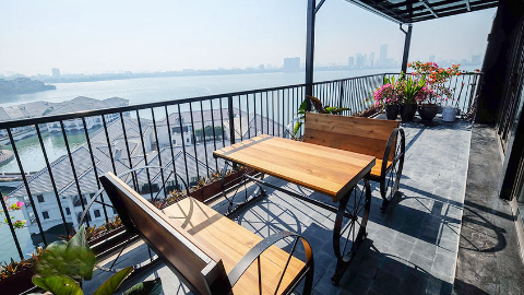 Big balcony with amazing lakeview 03 bedroom apartment for rent in Tu Hoa Tay Ho