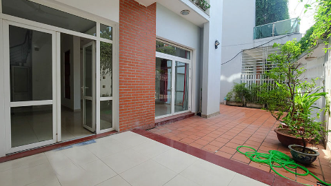 Lakeview with front yard 04 bedroom house for rent in Tay Ho West lake