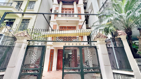 Front yard with outdoor space 05 bedroom house for rent in Tay Ho West lake