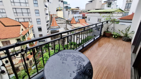 Green view with balcony 03 bedroom apartment for rent in Tay Ho West lake