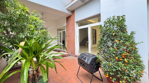 Lakeview with front yard 04 bedroom house for rent in Tay Ho West lake