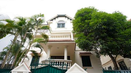 Charming 04 bedroom house for rent in Hanoi with front yard
