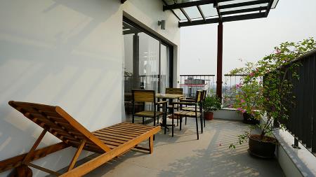 Terrace apartment for rent in Hanoi with one bedroom