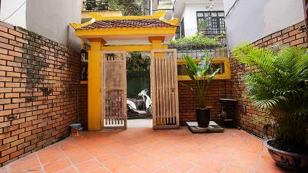 Yard house for rent in Tu Hoa street near West Lake Hanoi, 03 bedrooms