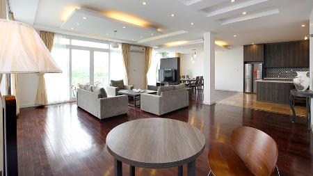 High-end 4 bedroom apartment Tay Ho with lake view balcony
