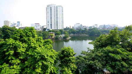 Lake view huge 03 bedroom apartment for rent in Truc Bach, balcony