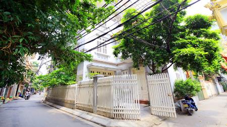 Yard House with 04 bedroom for rent in Dang Thai Mai, Tay Ho