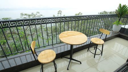 Lake view 2 bedroom apartment in Nhat Chieu for rent